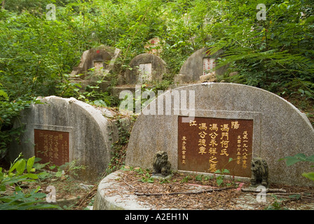 Dh cimetière chinois Cheung Chau HONG KONG en pierres tombales pierres oriental Woodland Cemetery Banque D'Images