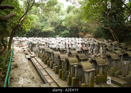 Dh cimetière chinois Cheung Chau HONG KONG Les rangées de pierres tombales dans le cimetière Woodland pierre tombale Banque D'Images