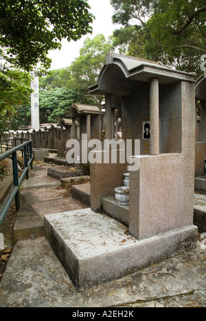 Dh Cheung Chau HONG KONG Chinois cimetière rangées de pierres tombales dans le cimetière Woodland Banque D'Images