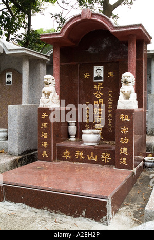 Dh Cheung Chau HONG KONG Chinois cimetière cimetière en pierre tombale décorative Banque D'Images