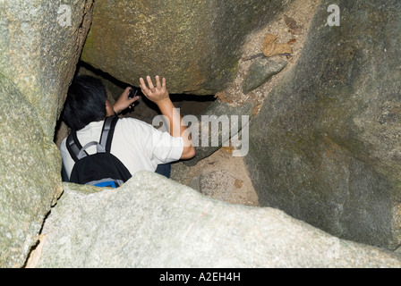 Dh Cheung Po Tsia Grotte Cheung Chau HONG KONG Garçon entrant dans la grotte des pirates chinois hideout Banque D'Images