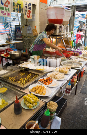 Dh Mong Kok HONG KONG Shop assistant au snack-food service hk chinese takeaway Banque D'Images