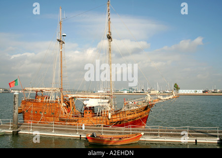 Réplique de vieux bateau à voile Bernarda Caravelo Pirate Ship Harbour à Portimao Algarve Portugal Banque D'Images