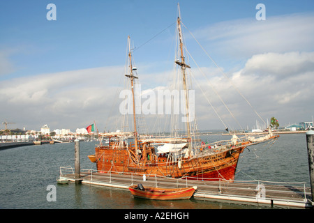 Réplique de vieux bateau à voile Bernarda Caravelo à Portimao Algarve Portugal Harbour Banque D'Images