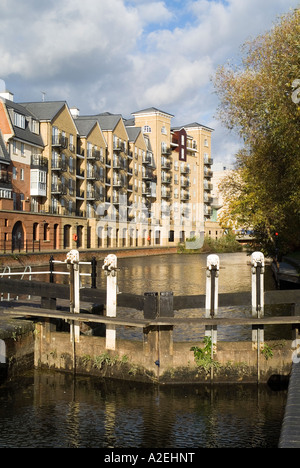 dh Kennett River LISANT BERKSHIRE les écluses du canal Kennet Avon et au bord de la rivière au royaume-uni écluses appartements de luxe serrures Banque D'Images