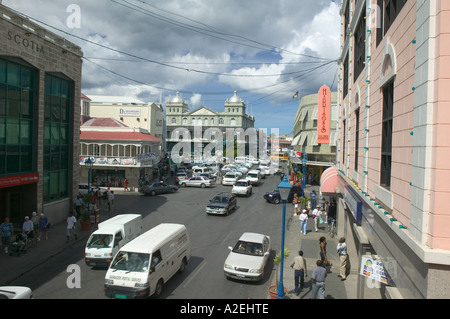 La BARBADE, Bridgetown, la circulation sur la rue Broad Banque D'Images