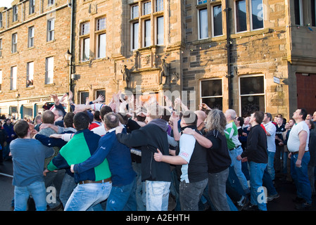 La dh Ba KIRKWALL ORKNEY Début de la Ba donne, en face de l'hôtel de ville le jour de Noël Banque D'Images