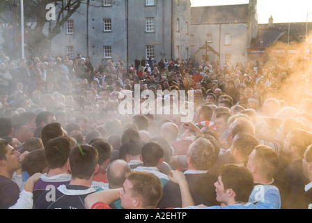 dh Christmas Ba Game KIRKWALL EVENTS ORKNEY SCOTLAND Pack of BA joueurs spectateurs dans la masse des gens de rue Banque D'Images