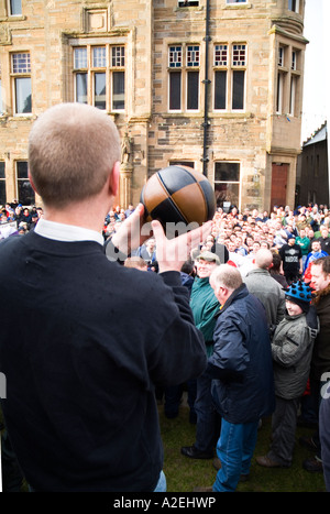 dh le Ba KIRKWALL ORKNEY début de la nouvelle année Day Ba prêt à lancer le jeu de ballon ba scotland Banque D'Images