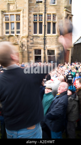 La dh Ba KIRKWALL ORKNEY Début de la nouvelle année en jetant le jeu Ba Ba Banque D'Images