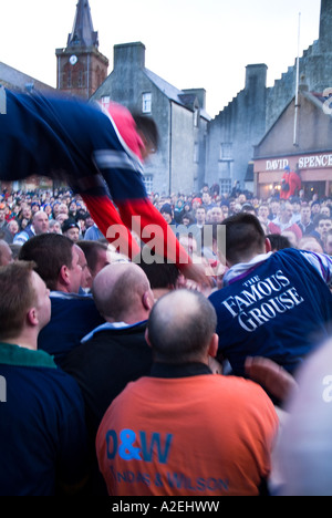 dh jour du nouvel an KIRKWALL ORKNEY joueur Ba se lançant lui-même sur le pack people mass scrum match ecosse Banque D'Images