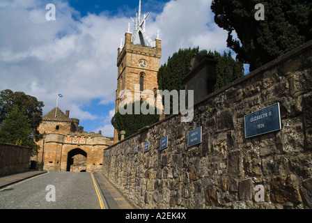 Dh le Palais de Linlithgow LINLITHGOW LOTHIAN porte extérieure mur monarques fléaux entrée Palais St Michaels Parish Church Banque D'Images