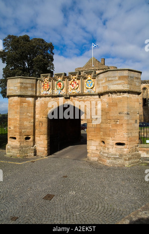 Dh le Palais de Linlithgow LINLITHGOW Palace porte extérieure LOTHIAN passerelle d'entrée muni de mur de pierre Banque D'Images