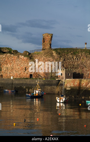 dh Victoria Harbour DUNBAR LOTHIAN EAST Dunbar Castle bateau de pêche quittant le port ecosse côte châteaux côtiers Banque D'Images