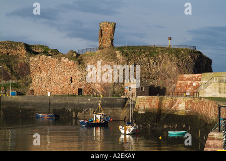 dh Dunbar Castle Victoria Harbour DUNBAR LOTHIAN EAST Old ruiné Scotland port bateau de pêche laissant des châteaux côte bateaux côtiers Banque D'Images