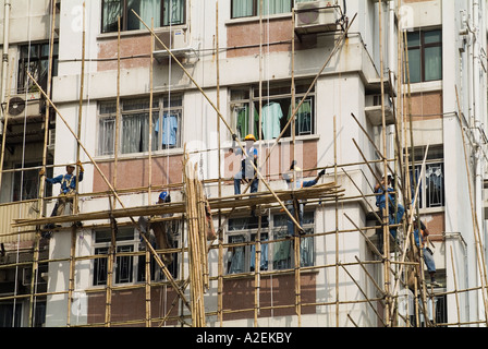 dh sécurité sanitaire chinoise MONG KOK HONG KONG ouvriers construisant un échafaudage en bambou sur la construction de la chine ouvriers de construction Banque D'Images