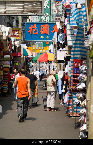 Dh Ladies Market Mong Kok HONG KONG Tourist couple shopping in street market shoppers mongkok Banque D'Images