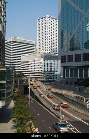 Dh Cotton Tree drive CENTRE DE HONG KONG la circulation automobile sur les bâtiments de plusieurs étages et de survol Banque D'Images