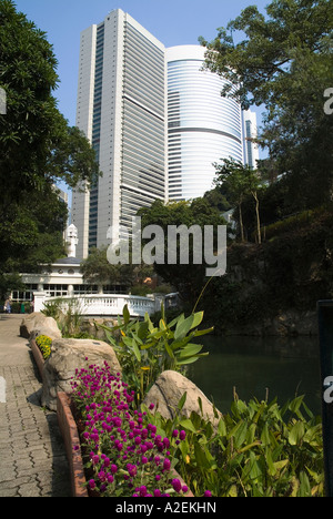 Dh Hong Kong Hong Kong Central Parc piscine pont Lotus Fleurs et Pacific Place building Banque D'Images