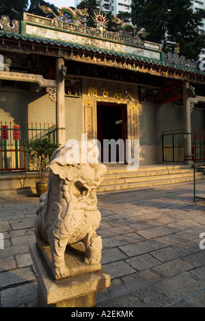 dh Tin Hau CAUSEWAY BAY HONG KONG Statue du lion chinois entrée à la Déesse Tin Hau du temple des gens de mer de chine taoïste chien fu Banque D'Images