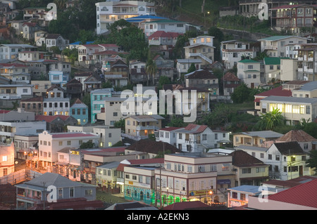 Caraïbes, la Grenade, Saint George's, les maisons le long de la rue Grenville / soir Banque D'Images