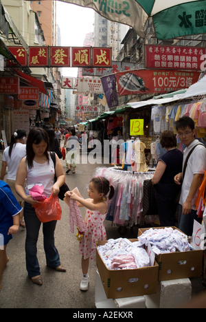 dh Marble Road Market POINT NORD HONG KONG mère chinoise enfants sélection de vêtements linge rue étals avec les enfants shopping cabine robe fille chine Banque D'Images