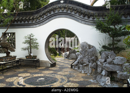 Kowloon Walled City Park dh LE PARC KOWLOON HONG KONG Yam Kwong Fung shui carrés bonne chance cercle entrée privée Banque D'Images