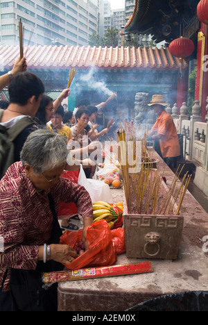 dh Wong Tai Sin Temple WONG TAI SIN HONG KONG worshipper nourriture offrandes jos bâtons temple gens adoration foule encens tao rituel taoïste Banque D'Images