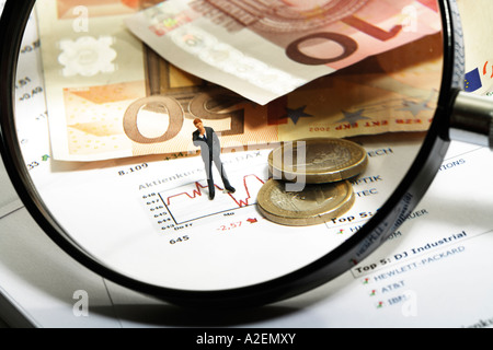 Loupe, d'euros et la figurine Banque D'Images