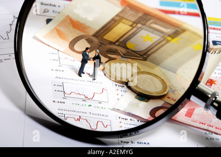 Loupe, Euros et figurines Banque D'Images