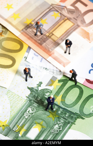 Figurines standing sur les billets en euros Banque D'Images