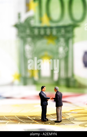 Figurines standing sur les billets en euros Banque D'Images