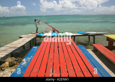 Dans les Antilles, de la Guadeloupe, Grande Terre, SAINTE ANNE : Caravelle Beach, les véliplanchistes (NR) Banque D'Images