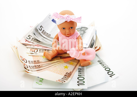 Doll assis sur les billets en Euro Banque D'Images