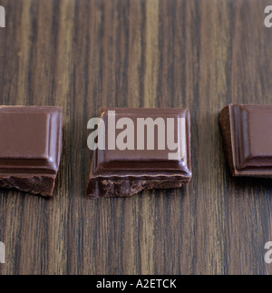 Pièces en chocolat dans une rangée, close-up Banque D'Images