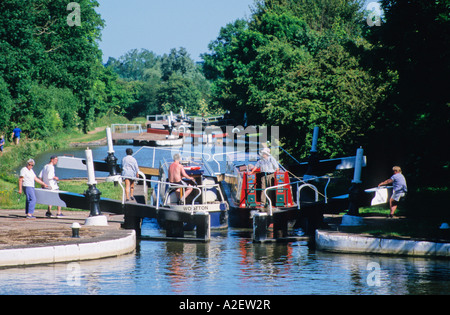 En ordre décroissant narrowboats hatton serrures, Grand Union canal, Warwickshire, uk Banque D'Images