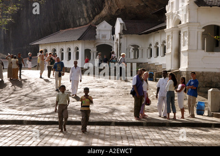 Dambulla Sri Lanka : touristes et populations locales, temple de la grotte de Dambulla, extérieur, grottes de Dambulla, site du patrimoine mondial de l'UNESCO, voyage au Sri Lanka ;, Asie Banque D'Images