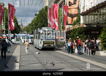 Les tramways et les gens de Bourke Street Mall Downtown Victoria Melbourne Australie Banque D'Images