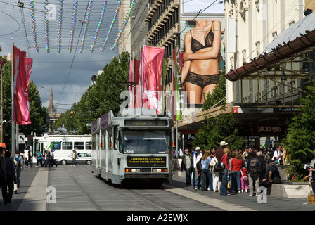 Les tramways et les gens de Bourke Street Mall Downtown Victoria Melbourne Australie Banque D'Images