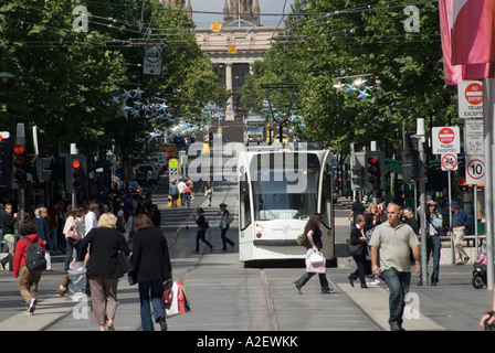 Les tramways et les gens de Bourke Street Mall Downtown Victoria Melbourne Australie Banque D'Images