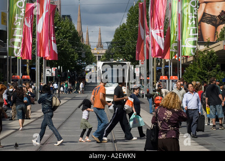 Les tramways et les gens de Bourke Street Mall Downtown Victoria Melbourne Australie Banque D'Images