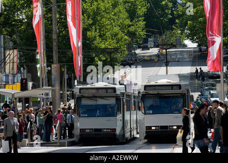 Les tramways et les gens de Bourke Street Mall Downtown Victoria Melbourne Australie Banque D'Images