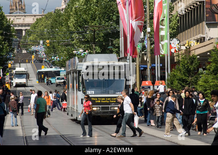 Les tramways et les gens de Bourke Street Mall Downtown Victoria Melbourne Australie Banque D'Images