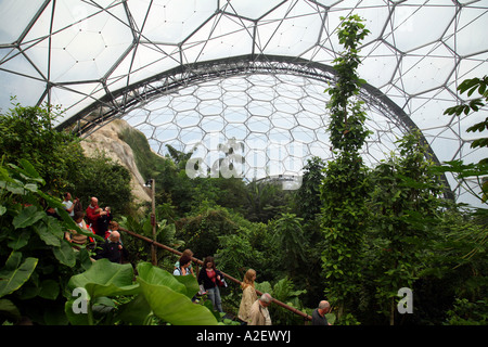 Le tourisme de Cornwall; les gens dans le Biodôme, Eden Project, Cornwall, Angleterre, Royaume-Uni Banque D'Images