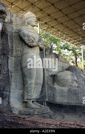 Statues de Bouddhas debout et couché, ancienne civilisation du 12ème siècle de Polonnaruwa Sri Lanka Asie Banque D'Images