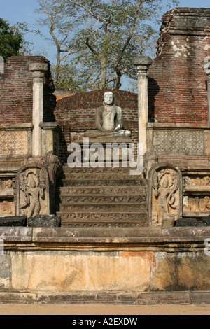 Le Vatadage, ou temple circulaire Stupa, avec statue de Bouddha assis, Polonnaruwa, site du patrimoine mondial de l'UNESCO du XIIe siècle ; voyage au Sri Lanka, Asie; Banque D'Images