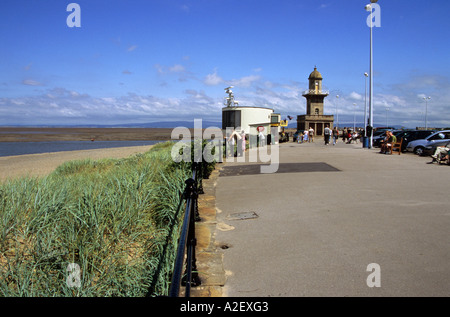 Phare inférieur et la station de la garde côtière sur la promenade à Fleetwood Banque D'Images