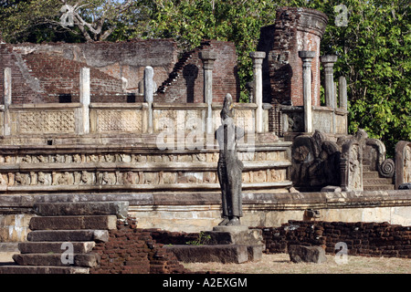 Voyage au Sri Lanka ; Temple et statue en face du Vatadage, ou Circular Stupa House, ancienne civilisation du 12ème siècle ; Polonnaruwa, Sri Lanka, Asie Banque D'Images