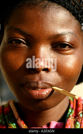 Portrait femme togolaise avec bâton utilisé pour nettoyer les dents , Kpalimé, Togo Banque D'Images