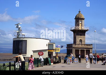 Phare inférieur et la station de la garde côtière sur la promenade à Fleetwood Banque D'Images